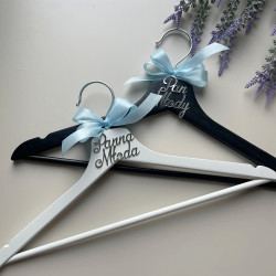 Wieszak z małym napisem